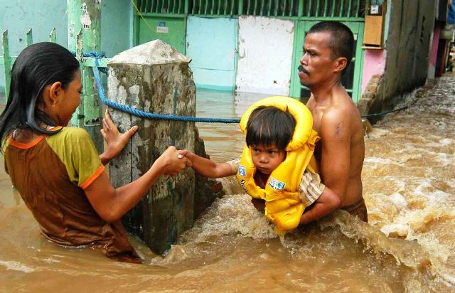 Banjir di Jakarta Paksa Ribuan Warga Mengungsi